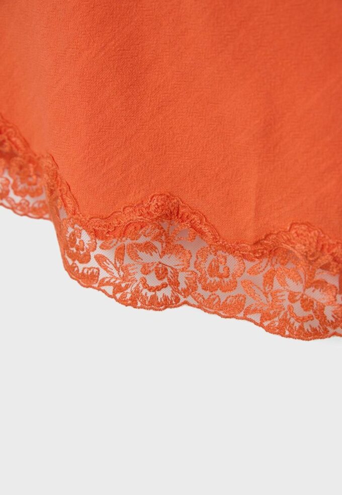 Kurzes rustikales Spitzenkleid Kurzes rustikales Spitzenkleid
