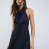 Kurzes Satin-Kleid mit Neckholder Kurzes Satin-Kleid mit Neckholder