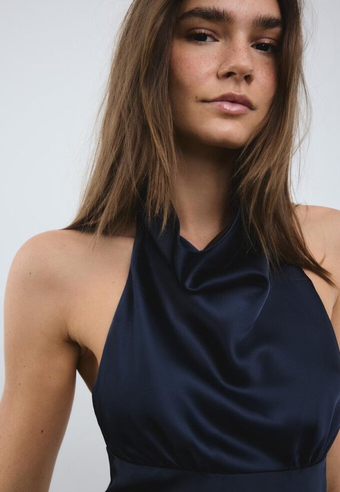 Kurzes Satin-Kleid mit Neckholder Kurzes Satin-Kleid mit Neckholder