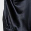 Kurzes Satin-Kleid mit Neckholder Kurzes Satin-Kleid mit Neckholder