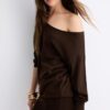 Kurzes Strickkleid mit U-Boot-Ausschnitt Kurzes Strickkleid mit U-Boot-Ausschnitt