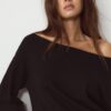 Kurzes Strickkleid mit U-Boot-Ausschnitt Kurzes Strickkleid mit U-Boot-Ausschnitt