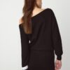 Kurzes Strickkleid mit U-Boot-Ausschnitt Kurzes Strickkleid mit U-Boot-Ausschnitt
