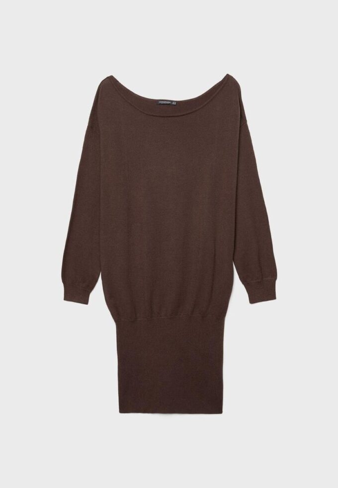 Kurzes Strickkleid mit U-Boot-Ausschnitt Kurzes Strickkleid mit U-Boot-Ausschnitt