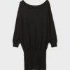 Kurzes Strickkleid mit U-Boot-Ausschnitt Kurzes Strickkleid mit U-Boot-Ausschnitt