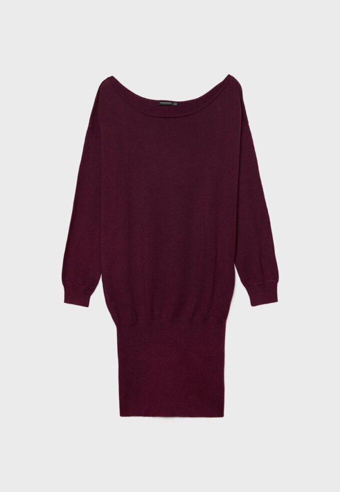 Kurzes Strickkleid mit U-Boot-Ausschnitt Kurzes Strickkleid mit U-Boot-Ausschnitt