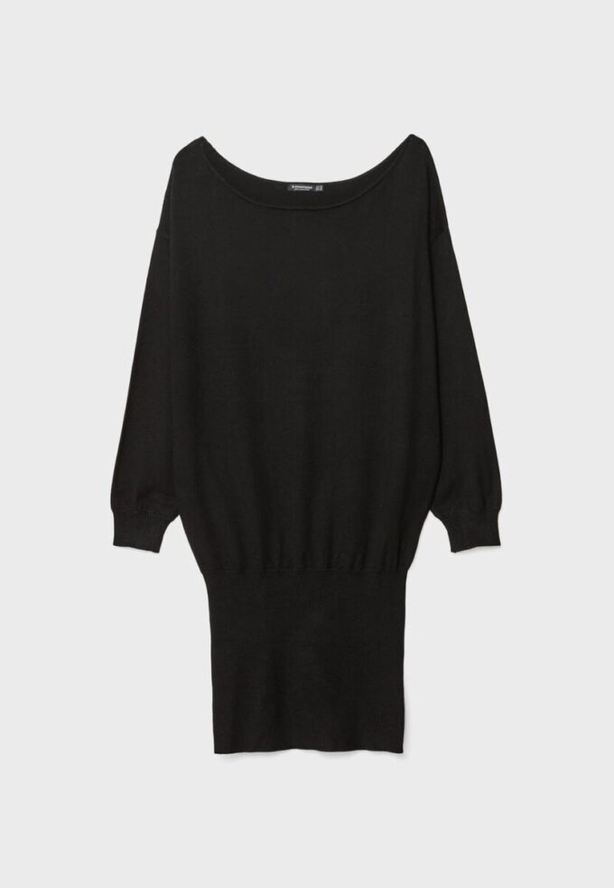 Kurzes Strickkleid mit U-Boot-Ausschnitt Kurzes Strickkleid mit U-Boot-Ausschnitt
