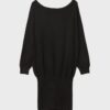 Kurzes Strickkleid mit U-Boot-Ausschnitt Kurzes Strickkleid mit U-Boot-Ausschnitt