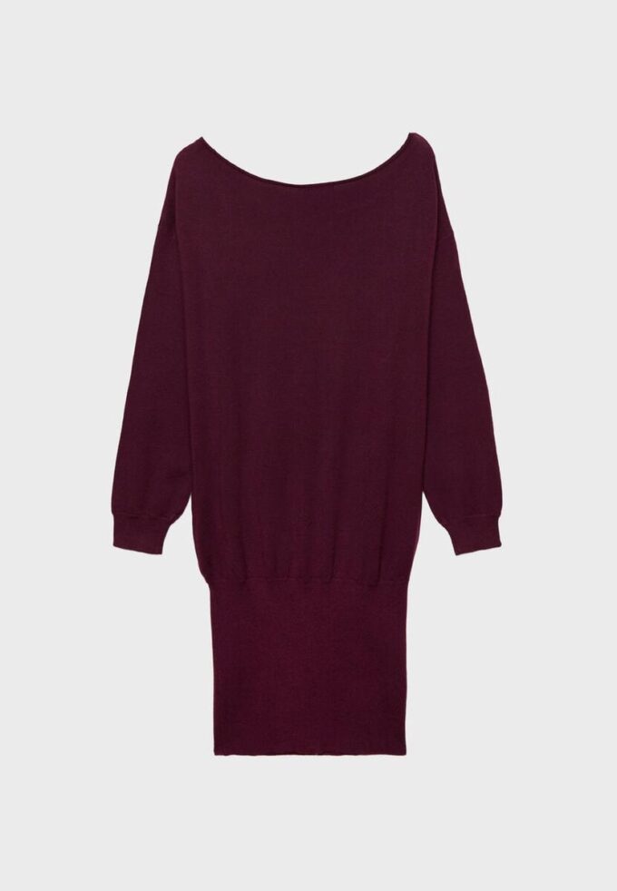 Kurzes Strickkleid mit U-Boot-Ausschnitt Kurzes Strickkleid mit U-Boot-Ausschnitt