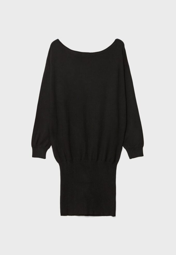 Kurzes Strickkleid mit U-Boot-Ausschnitt Kurzes Strickkleid mit U-Boot-Ausschnitt