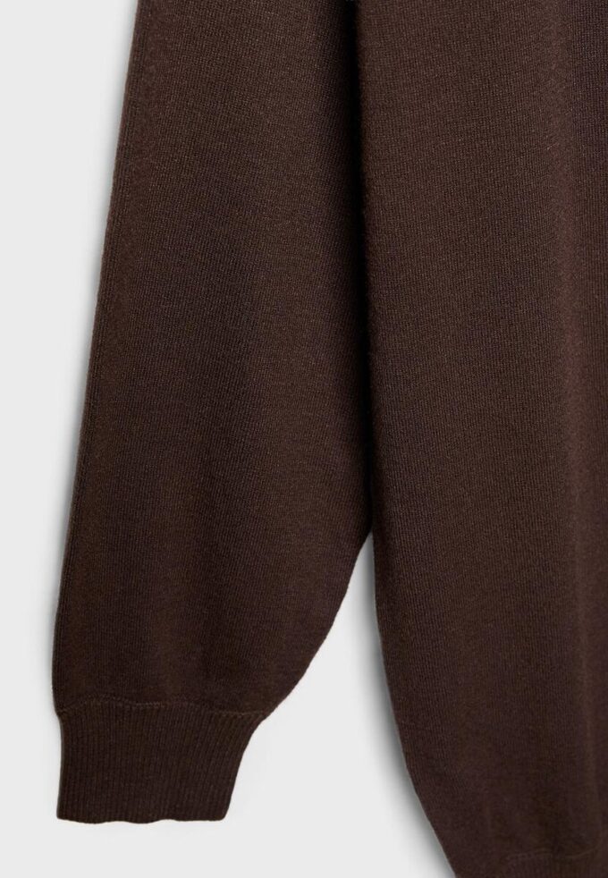Kurzes Strickkleid mit U-Boot-Ausschnitt Kurzes Strickkleid mit U-Boot-Ausschnitt