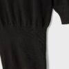 Kurzes Strickkleid mit U-Boot-Ausschnitt Kurzes Strickkleid mit U-Boot-Ausschnitt