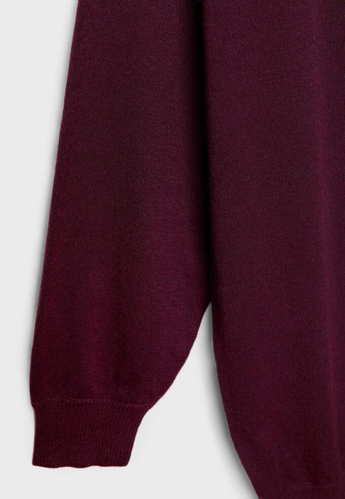 Kurzes Strickkleid mit U-Boot-Ausschnitt Kurzes Strickkleid mit U-Boot-Ausschnitt