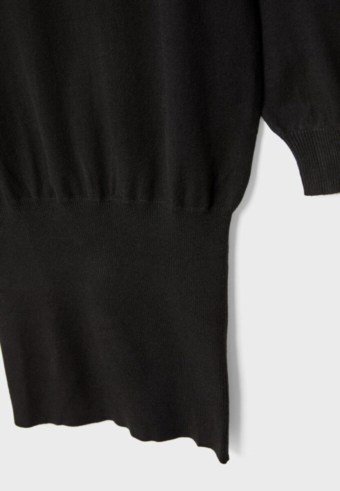 Kurzes Strickkleid mit U-Boot-Ausschnitt Kurzes Strickkleid mit U-Boot-Ausschnitt