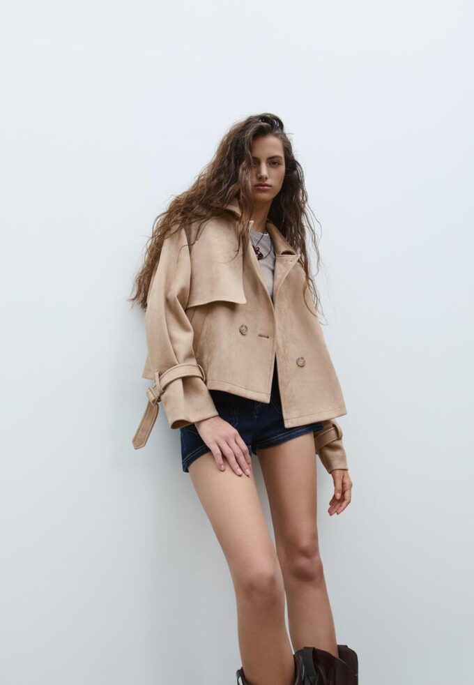Kurzes Trenchcoat aus Kunstwildleder Kurzes Trenchcoat aus Kunstwildleder