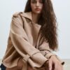 Kurzes Trenchcoat aus Kunstwildleder Kurzes Trenchcoat aus Kunstwildleder