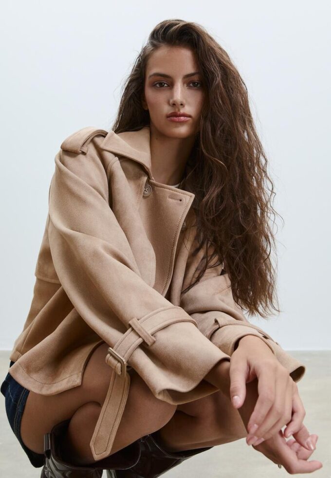 Kurzes Trenchcoat aus Kunstwildleder Kurzes Trenchcoat aus Kunstwildleder