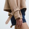 Kurzes Trenchcoat aus Kunstwildleder Kurzes Trenchcoat aus Kunstwildleder