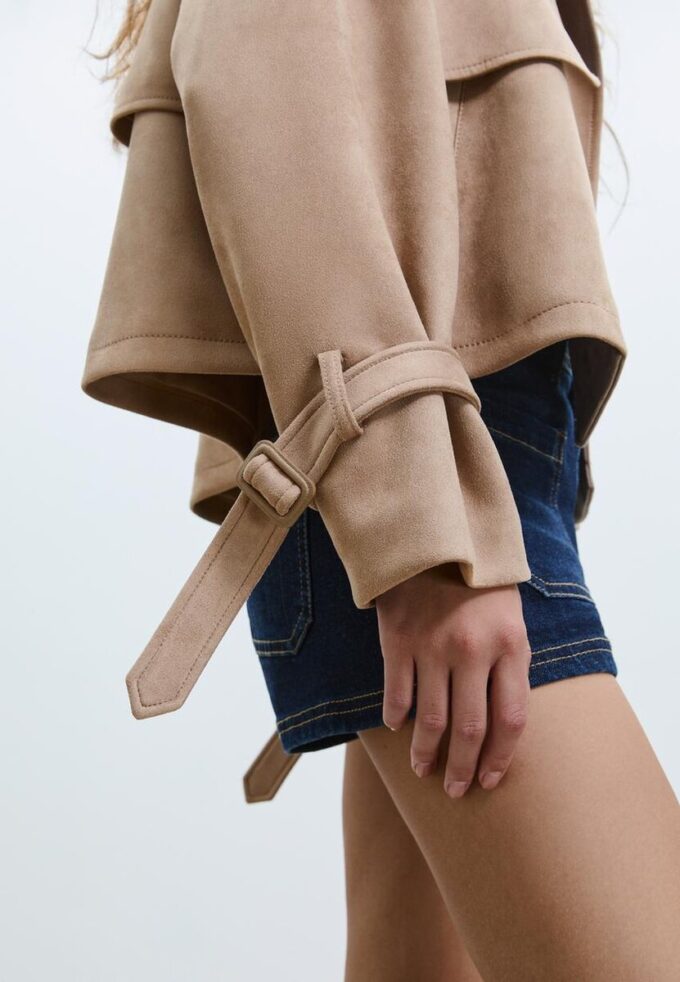 Kurzes Trenchcoat aus Kunstwildleder Kurzes Trenchcoat aus Kunstwildleder