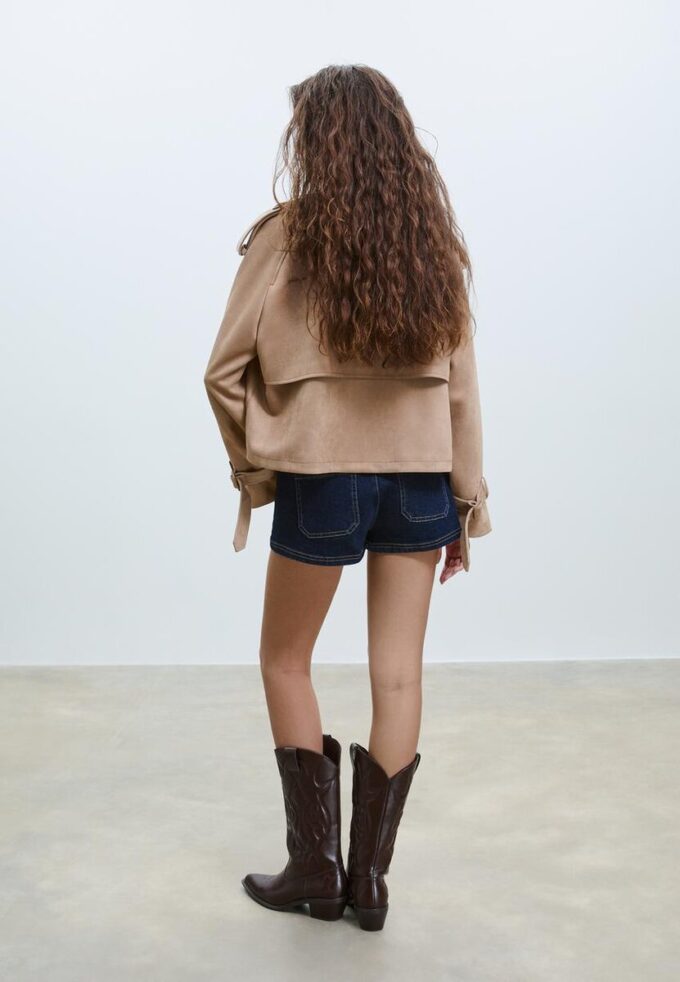 Kurzes Trenchcoat aus Kunstwildleder Kurzes Trenchcoat aus Kunstwildleder
