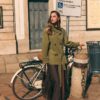 Kurzes Trenchcoat mit hohem Kragen Kurzes Trenchcoat mit hohem Kragen