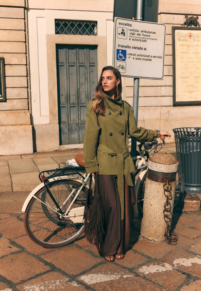 Kurzes Trenchcoat mit hohem Kragen Kurzes Trenchcoat mit hohem Kragen