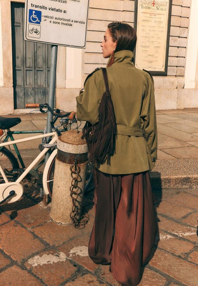 Kurzes Trenchcoat mit hohem Kragen Kurzes Trenchcoat mit hohem Kragen