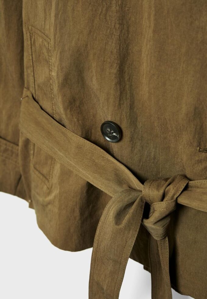 Kurzes Trenchcoat mit hohem Kragen Kurzes Trenchcoat mit hohem Kragen