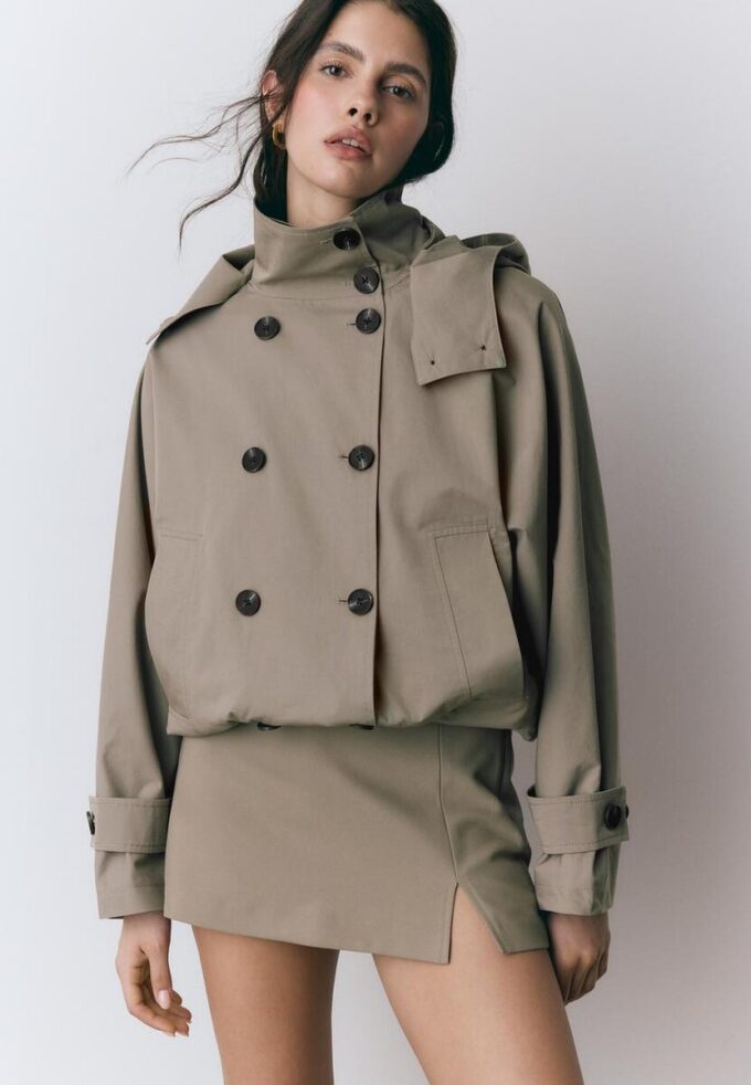 Kurzes Trenchcoat mit Puffärmeln und abnehmbarer Kapuze