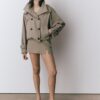 Kurzes Trenchcoat mit Puffärmeln und abnehmbarer Kapuze