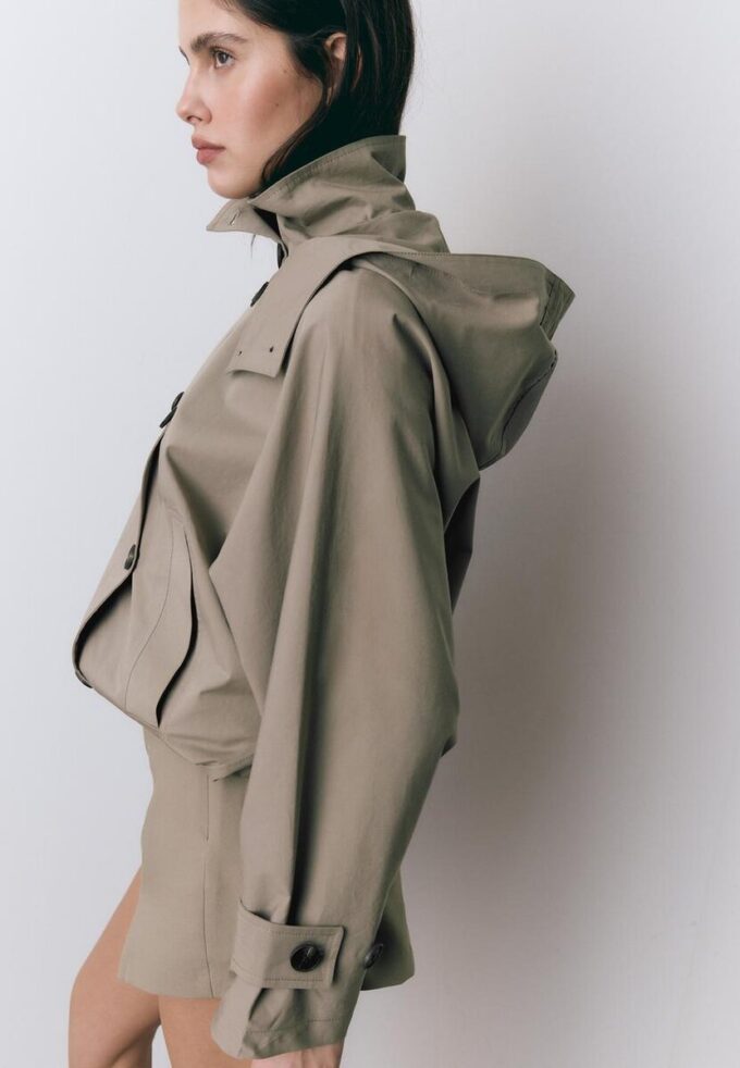 Kurzes Trenchcoat mit Puffärmeln und abnehmbarer Kapuze