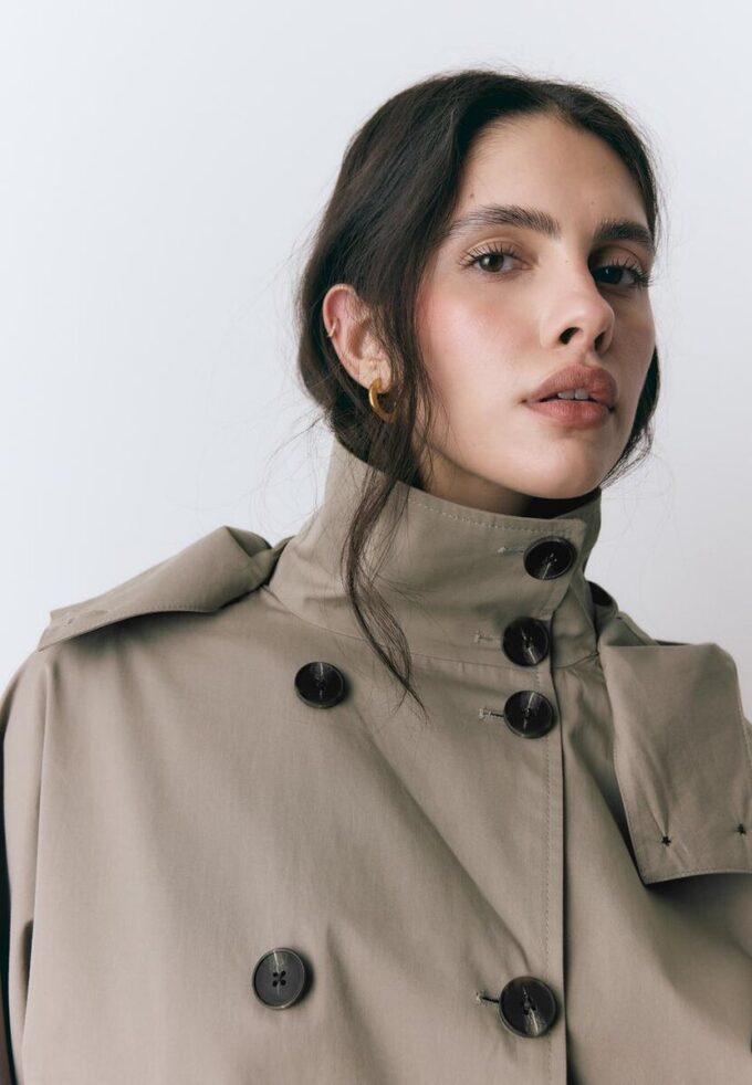 Kurzes Trenchcoat mit Puffärmeln und abnehmbarer Kapuze