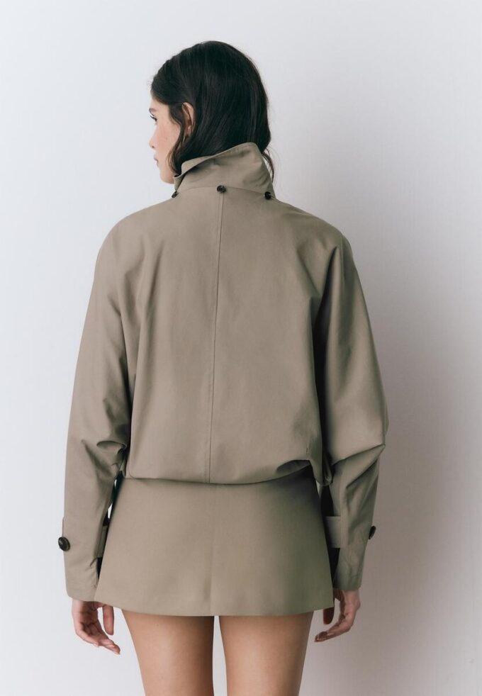 Kurzes Trenchcoat mit Puffärmeln und abnehmbarer Kapuze
