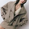 Kurzes Trenchcoat mit Puffärmeln und abnehmbarer Kapuze