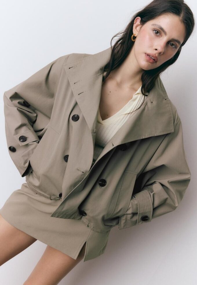 Kurzes Trenchcoat mit Puffärmeln und abnehmbarer Kapuze