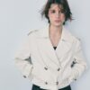 Kurzes Zweireihiger Trenchcoat Kurzes Zweireihiger Trenchcoat