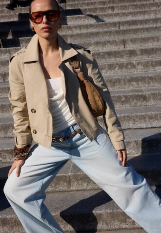 Kurzes Zweireihiger Trenchcoat Kurzes Zweireihiger Trenchcoat