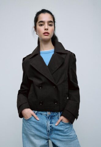 Kurzes Zweireihiger Trenchcoat Kurzes Zweireihiger Trenchcoat