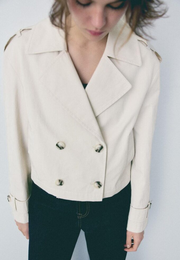 Kurzes Zweireihiger Trenchcoat Kurzes Zweireihiger Trenchcoat