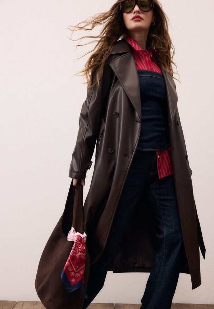 Langer Trenchcoat aus Kunstleder