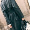 Langer Trenchcoat aus Kunstleder