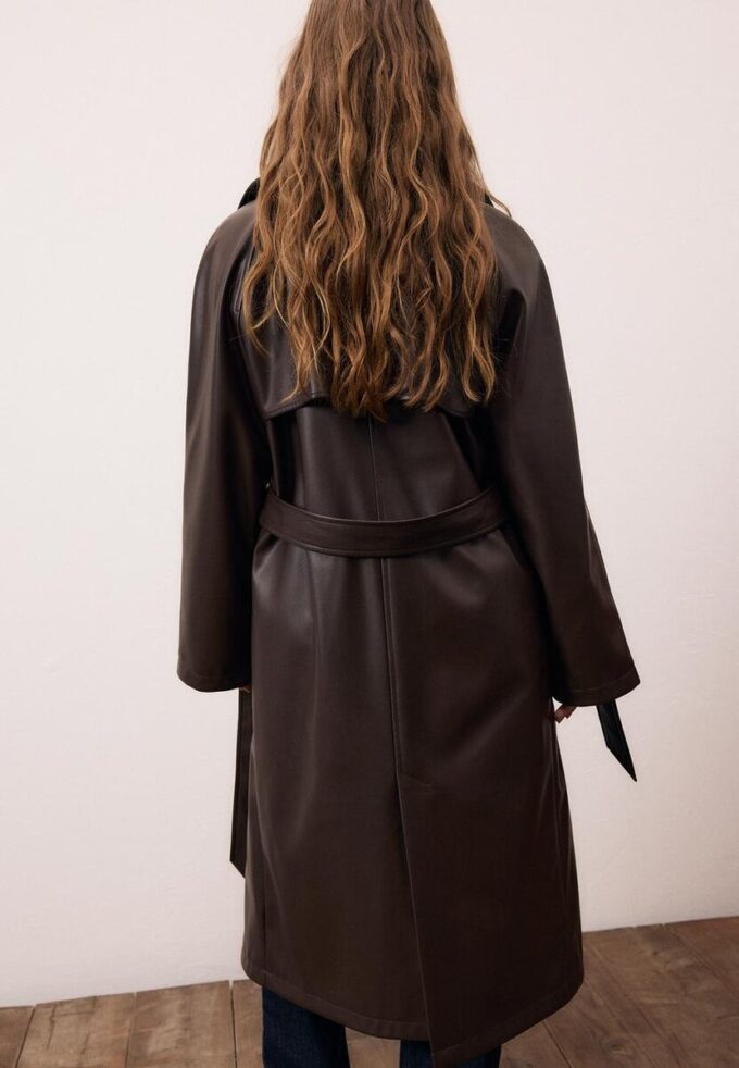 Langer Trenchcoat aus Kunstleder