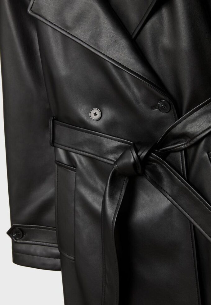 Langer Trenchcoat aus Kunstleder
