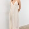 Langes Crêpe-Kleid mit Perlenverzierten Trägern Langes Crêpe-Kleid mit Perlenverzierten Trägern