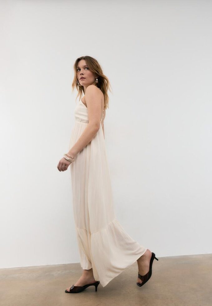 Langes Crêpe-Kleid mit Perlenverzierten Trägern Langes Crêpe-Kleid mit Perlenverzierten Trägern