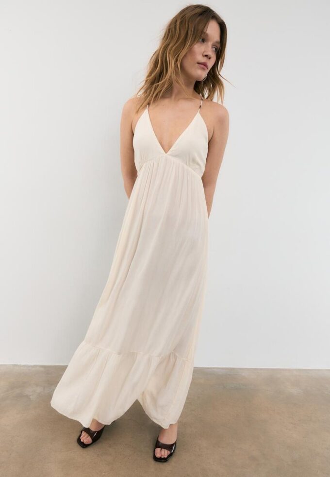 Langes Crêpe-Kleid mit Perlenverzierten Trägern Langes Crêpe-Kleid mit Perlenverzierten Trägern