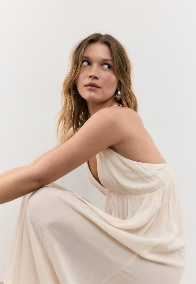 Langes Crêpe-Kleid mit Perlenverzierten Trägern Langes Crêpe-Kleid mit Perlenverzierten Trägern