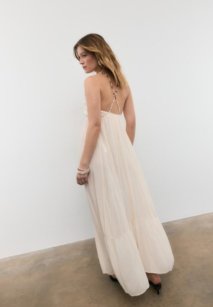 Langes Crêpe-Kleid mit Perlenverzierten Trägern Langes Crêpe-Kleid mit Perlenverzierten Trägern