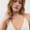Langes Crêpe-Kleid mit Perlenverzierten Trägern Langes Crêpe-Kleid mit Perlenverzierten Trägern