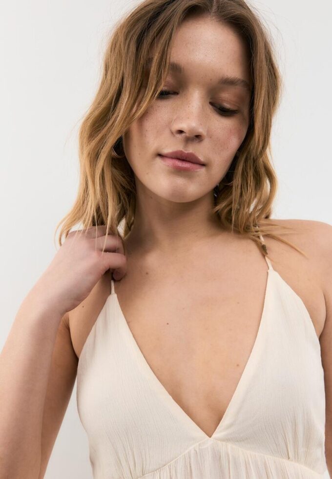 Langes Crêpe-Kleid mit Perlenverzierten Trägern Langes Crêpe-Kleid mit Perlenverzierten Trägern